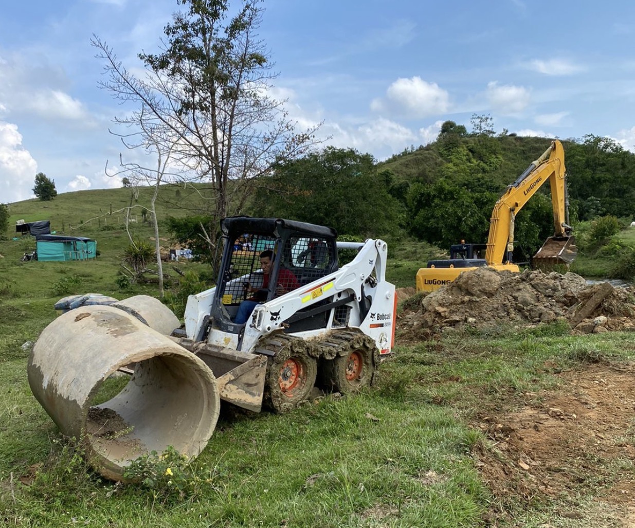 Bobcat y excavadora en obra