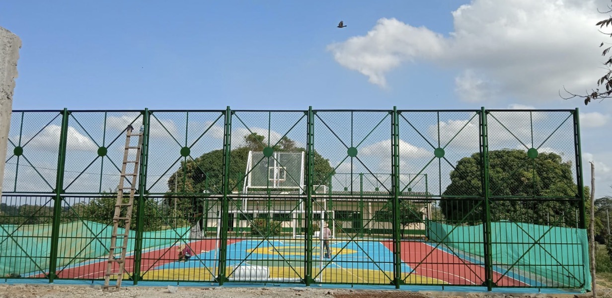 Cancha multifuncional con cerramiento